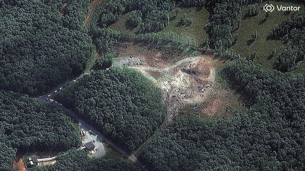 Satelliittikuvassa näkyy Accurate Energetic Systemsin räjähdetehdas räjähdyksen jälkeen perjantaina.