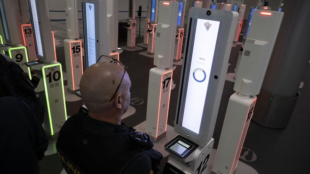 Vanhempi rajatarkastaja Marko Kanninen esitteli uutta rajanylitystietojärjestelmää (Entry/Exit System) Helsinki-Vantaan lentoasemalla syyskuussa.