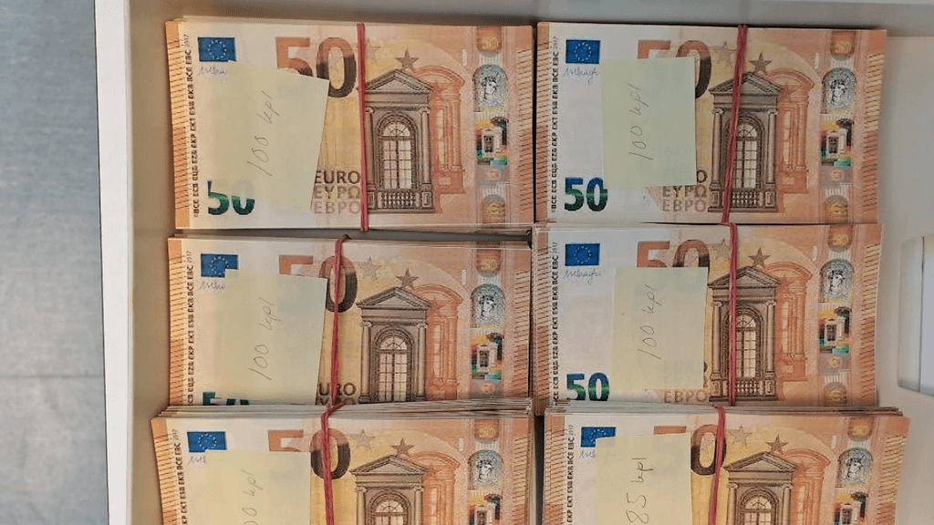 Tällaiset seteliniput Tulli löysi miehen matkatavaroista.