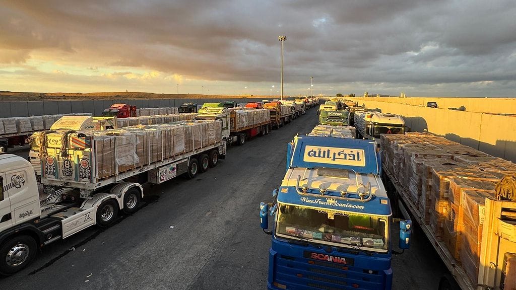 Humanitaarista apua täynnä olevat kuorma-autot odottamassa pääsyä Gazan kaistalle Rafahin rajanylityspaikalla Egyptissä 12. lokakuuta 2025.