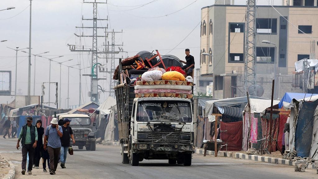 Palestiinalaisia matkalla takaisin Gazan kaupunkiin Nuseiratin pakolaisleirin lähistöllä sunnuntaina.