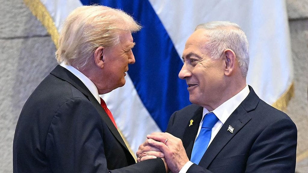 Yhdysvaltain presidentti Donald Trump (vas.) puhuu Israelin pääministerin Benjamin Netanjahun kanssa Israelin parlamentissa, Knessetissä, Jerusalemissa 13. lokakuuta 2025.