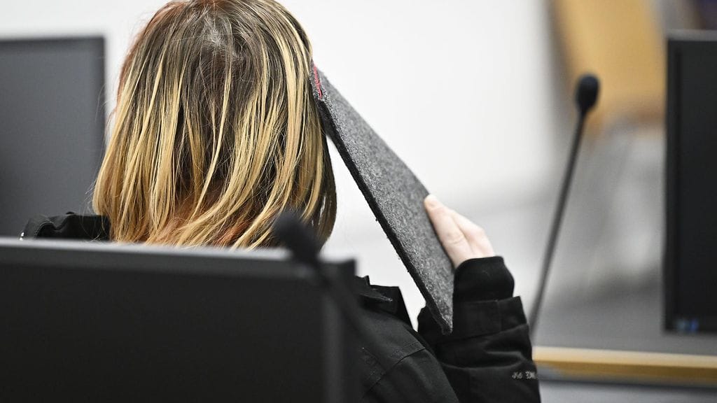 Kuvassa syytetty nainen oikeudessa tänään maanantaina.