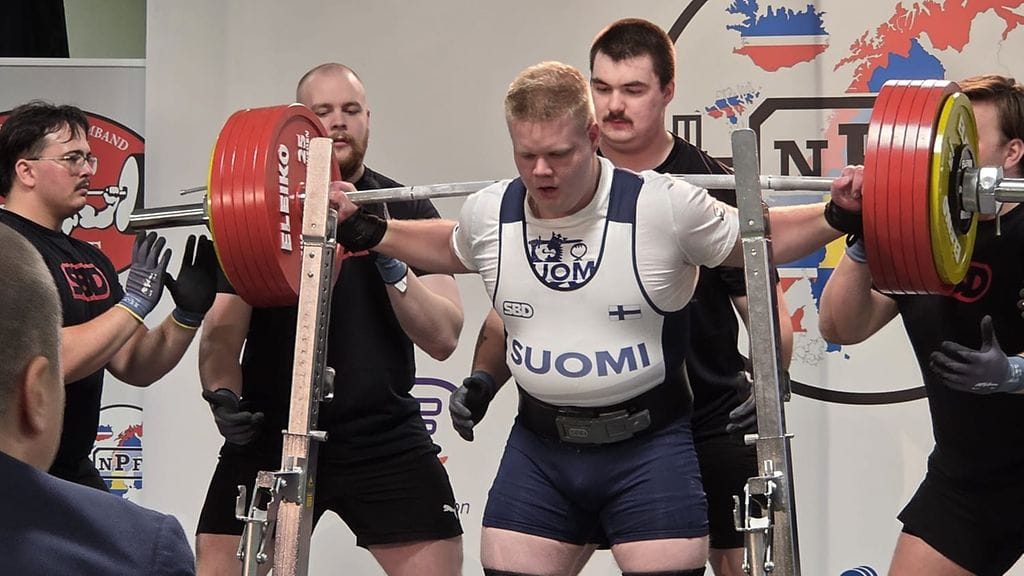 Jalkakyykky on Santeri Pasasen bravuuriliike voimanostossa.