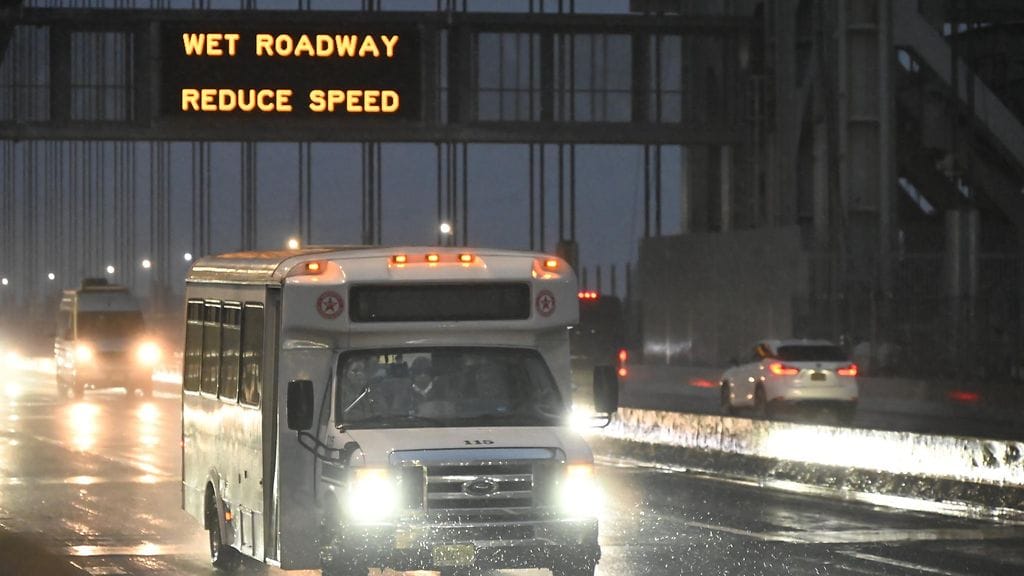 New Yorkin osavaltion kuvernööri Kathy Hochul kehottaa ihmisiä pysymään valppaina ja varautumaan myrskyyn.