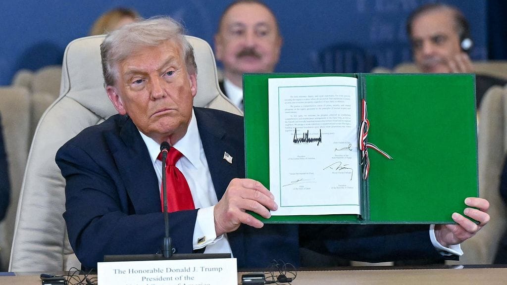 LK 13.10.20245 Yhdysvaltain presidentti Donald Trump esitteli allekirjoitettua asiakirjaa Gazan huippukokouksessa Sharm el-Sheikhissä 13. lokakuuta 2025.