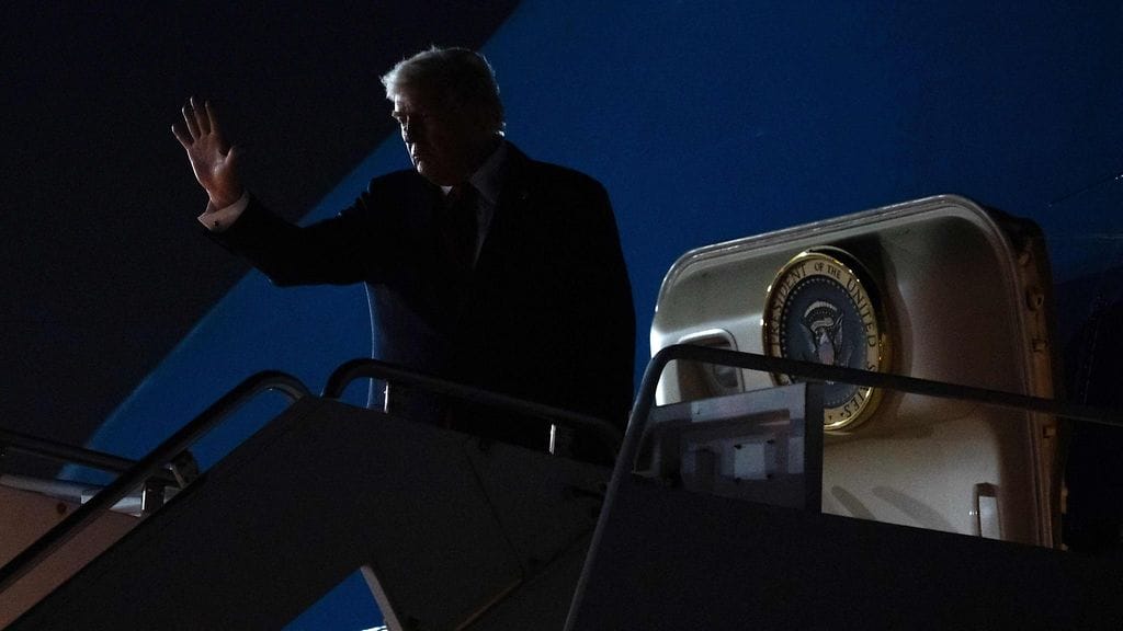 LK 13.10.2025 Yhdysvaltain presidentti Donald Trump nousee Air Force One -koneeseen ennen lähtöään Sharm el-Sheikhin kansainväliseltä lentokentältä 13. lokakuuta 2025.