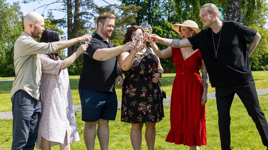 Katso tästä, kuinka Ensitreffit alttarilla -rakkausrealityn osallistujat tienasivat.