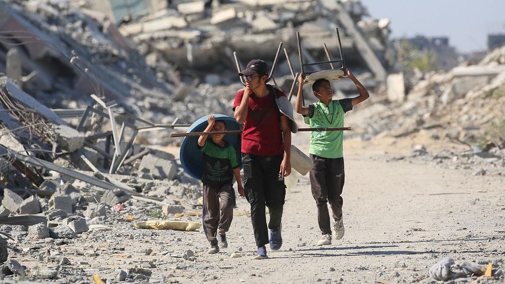 LK 14.10.2025 Kotiin palaavat palestiinalaiset kantoivat huonekaluja al-Zahran alueella Nuseirat-pakolaisleirin pohjoispuolella Gazan keskialueella 14. lokakuuta 2025.