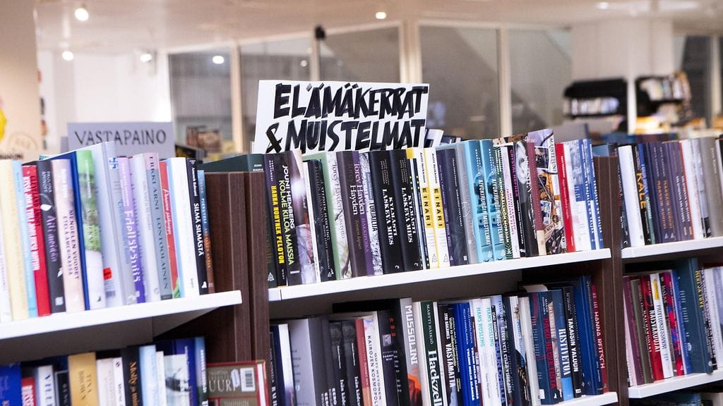 Elämänkertojen ja muistelmien hylly kirjakauppa Rosebud Sivullisessa Kaisa-talossa Helsingissä 12. elokuuta.