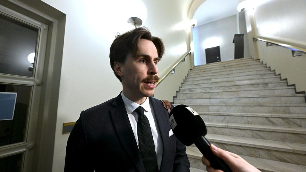 SDP:n Matias Mäkynen saapuu Kelan valtuutettujen kokoukseen eduskunnassa Helsingissä 8. huhtikuuta 2025.