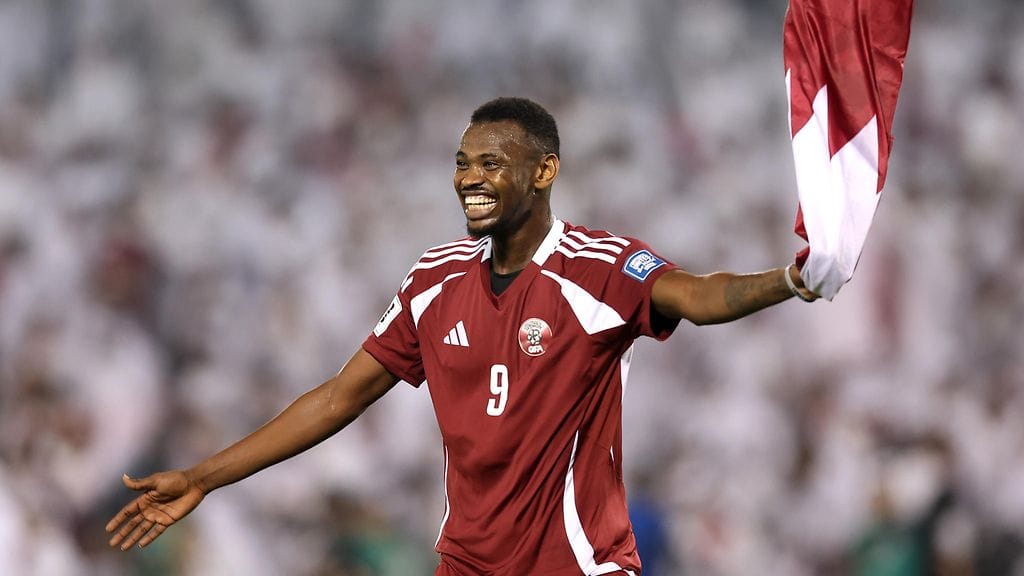 Qatarin Mohammed Muntari juhlii MM-kisapaikan varmistanutta voittoa Arabiemiraateista.