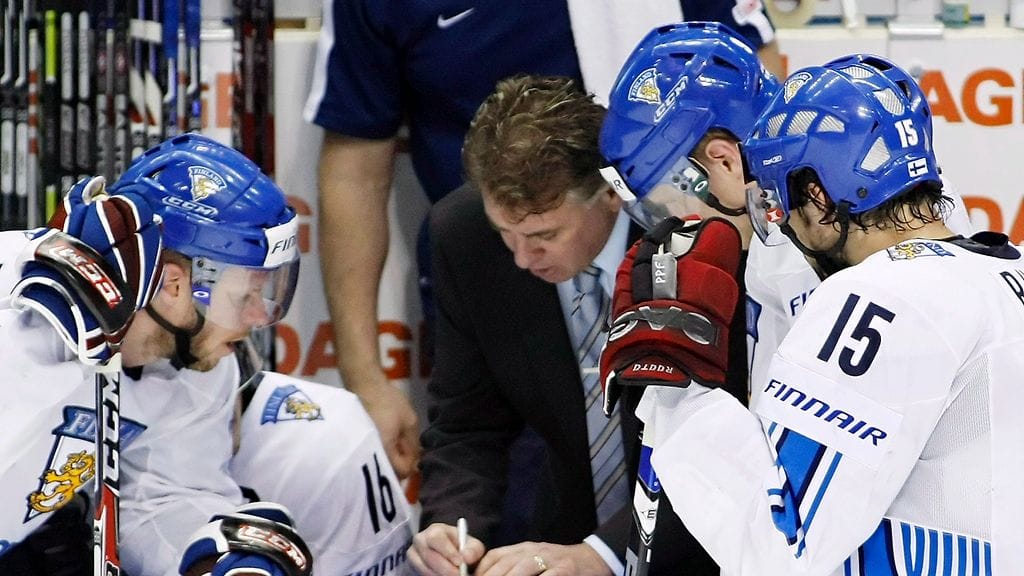 Saku ja Mikko Koivu sekä Tuomo Ruutu kuuntelemassa Sheddenin käskyjä.