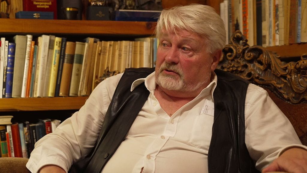 Sture Udd kertoo tekevänsä tärkeät päätökset kotinsa kirjastossa.