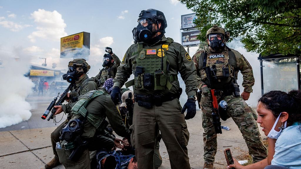 Liittovaltion agentit pidättivät ihmisiä Chicagon Brighton Parkissa 4. lokakuuta.