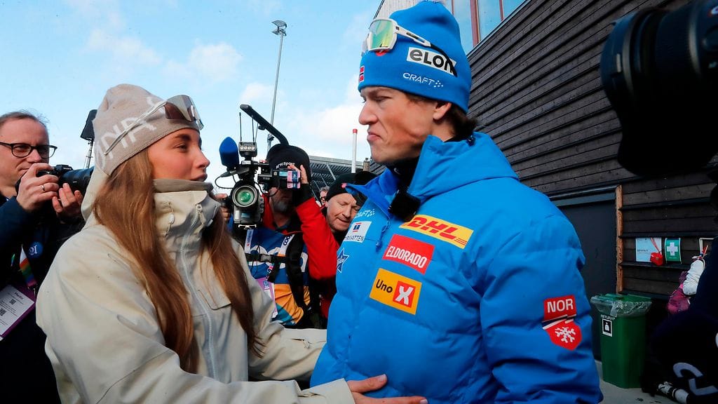 Johannes Hösflot Kläbo (oik.) pitää yhtä Pernille Dösvikin kanssa.