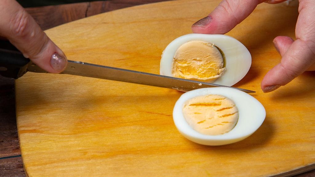 Vihertävä rinkula kananmunan keltuaisen ympärillä muuttaa sen "surumunaksi".