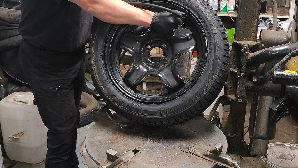 Kitkarengashypetyksen keskellä unohdetaan usein mainita se, että nastarenkaatkin saa vaihtaa alle ennen marraskuun alkua, jos sää tai keliolosuhteet sitä edellyttävät, muistuttaa Autoliiton Teppo Vesalainen.