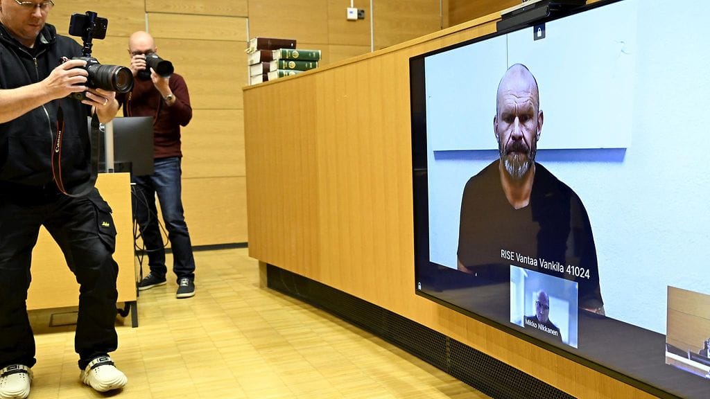 Jere Karalahti Helsingin käräjäoikeudessa etäyhteydellä 16.10.2025