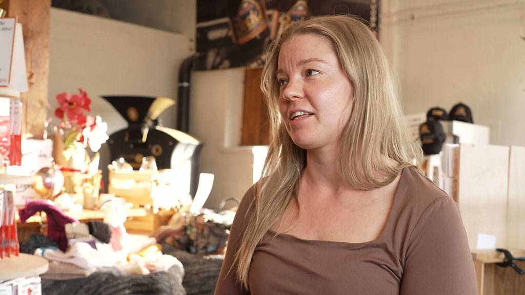 Ira Mikkonen työskentelee isänsä Sturen luoman yrityskeskittymän kaupassa.