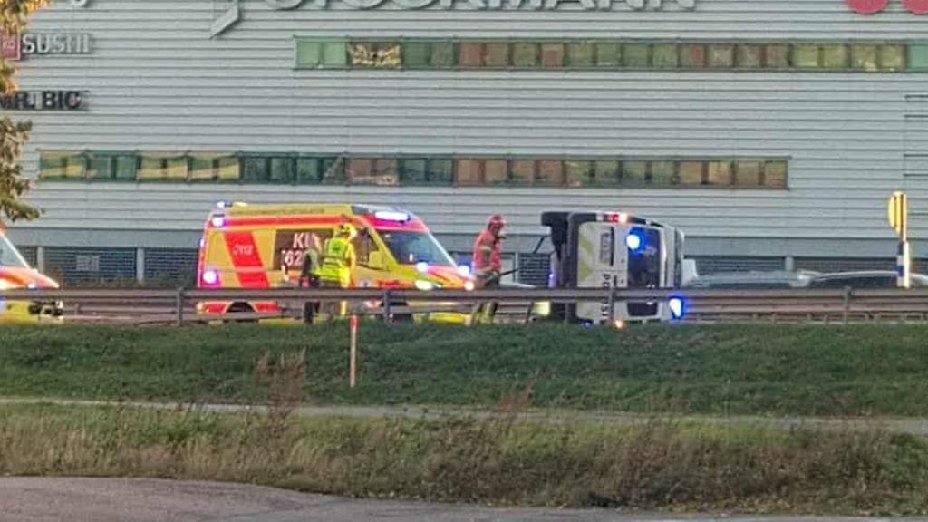 Poliisiauto ajoi kumoon Kehä kolmosella Vantaalla Lentoasemantien liittymässä torstaina iltapäivällä.