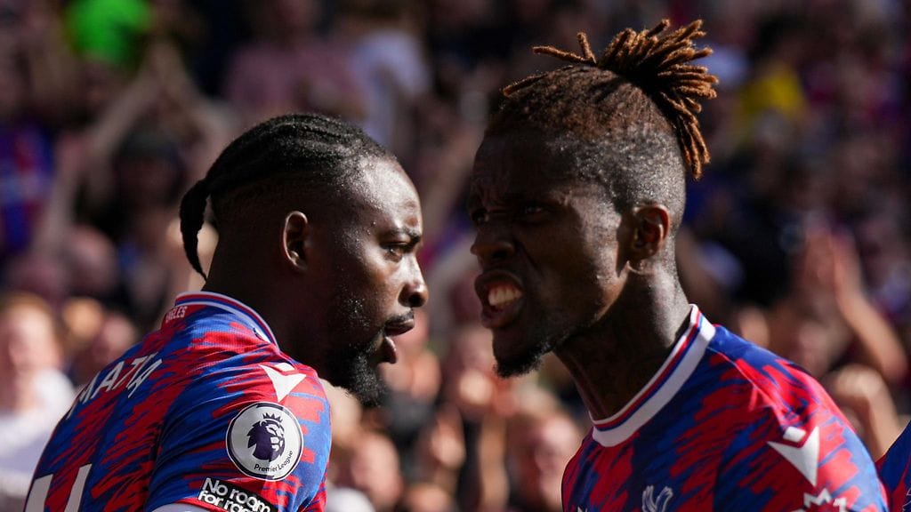 Jean-Philippe Mateta (vas.) ja Wilfried Zaha ovat erikoisen sanasodan keskellä.