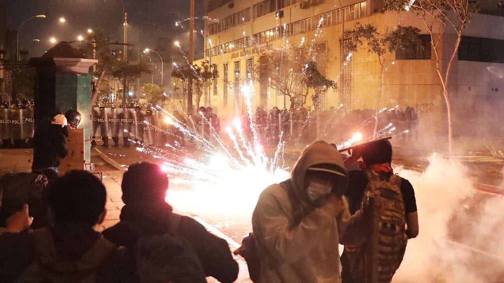 Poliisin ja mielenosoittajien yhteenotto äityi Limassa.