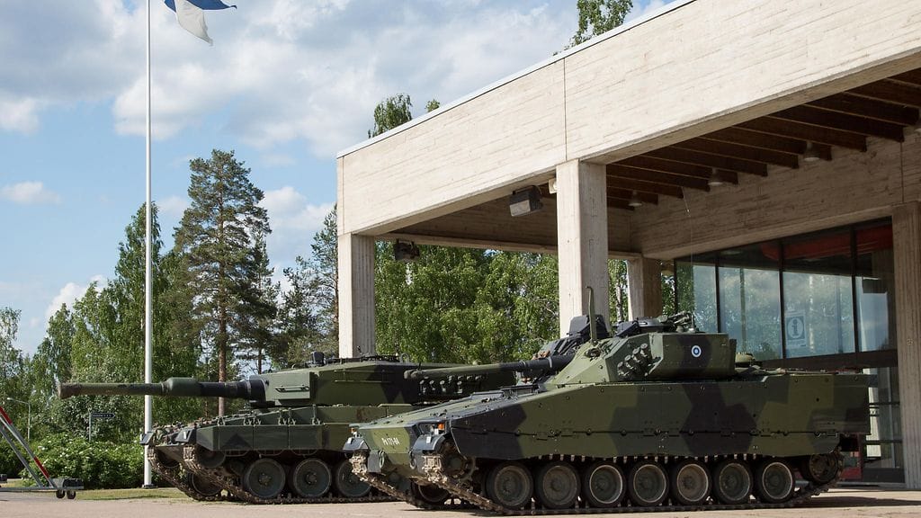 Leopard 2 A4 -taistelupanssarivaunu sekä rynnäkköpanssari CV9030 Vekaranjärvellä Karjalan prikaatissa.