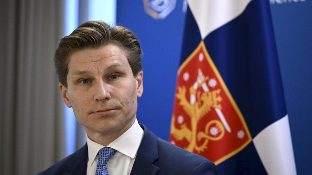 Puolustusministeri Häkkänen puolustusministeriössä syyskuussa.