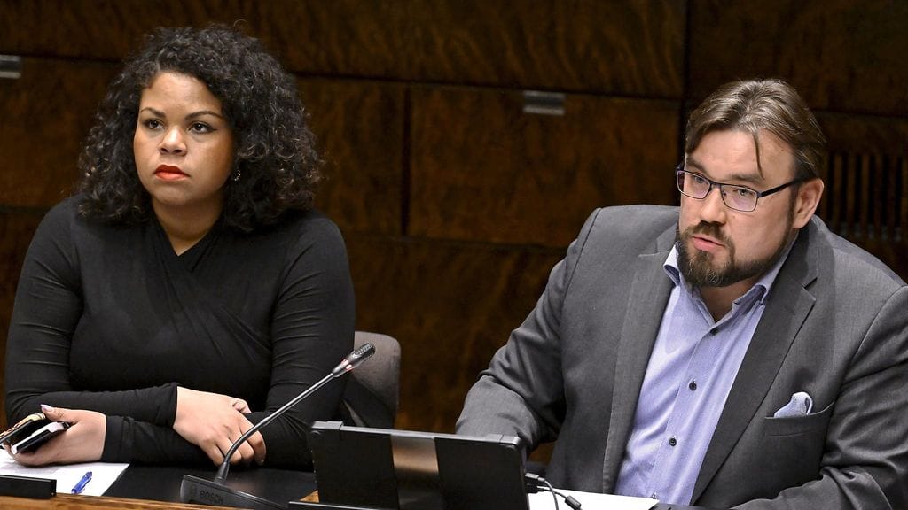 Fatim Diarra (vihr.) ja Johannes Yrttiaho (vas.) jättivät perustuslakivaliokunnan lausuntoon eriävät mielipiteet.