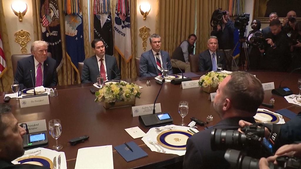 Yhdysvaltain delegaatio, mukaan lukien Pete Hegseth (kuvassa kolmas vasemmalta) tapasivat presidentti Volodymyr Zelenskyin.