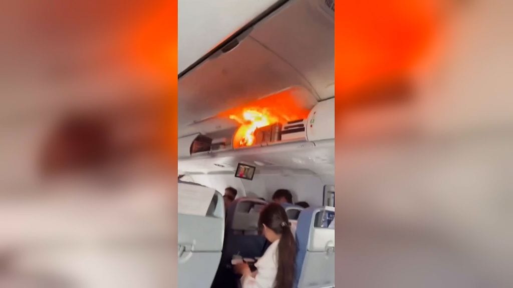 Paniikki lennolla: Matkustajan akku syttyi tuleen – katso video