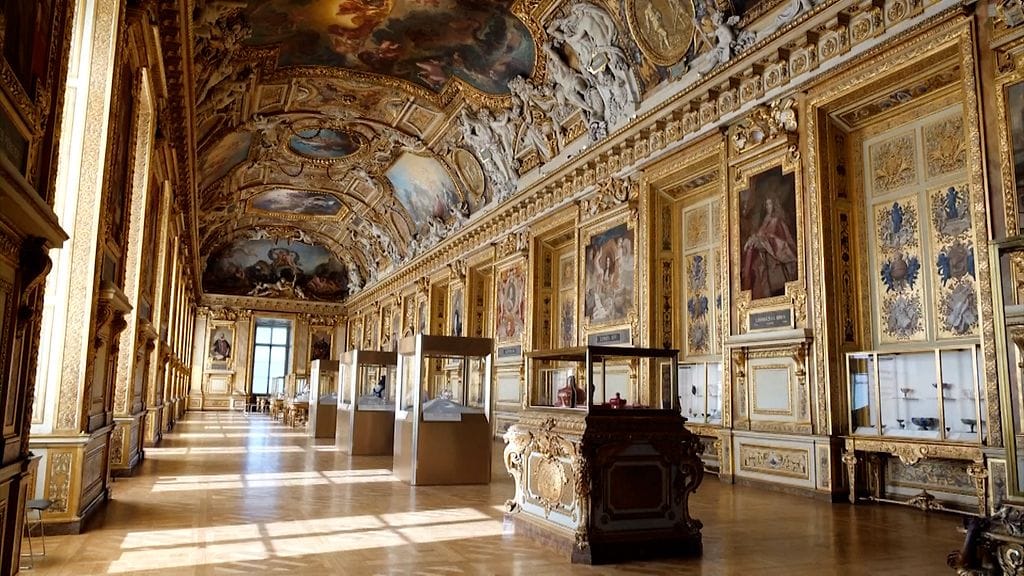 Tällainen on sali, johon murtovarkaat iskivät Louvressa – esillä olivat Ranskan kruununjalokivet