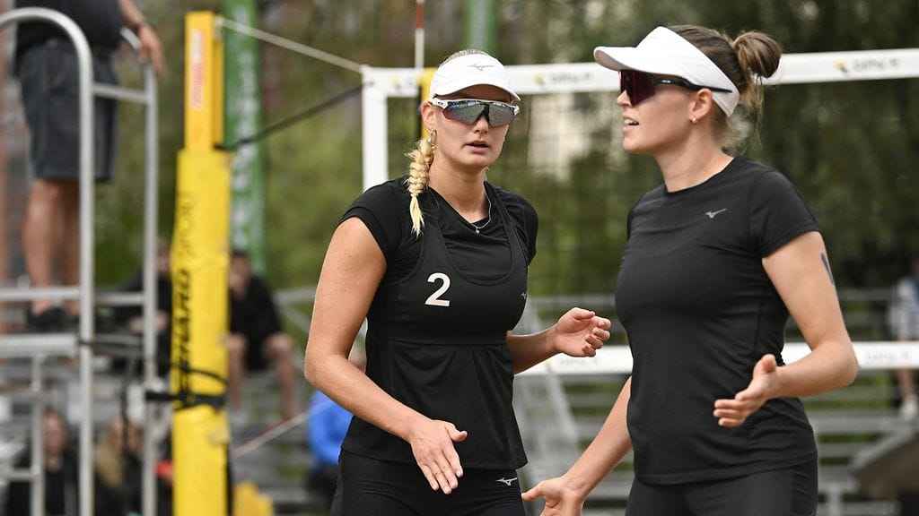 Turnausvoittajat Vilhelmiina Prihti (vas.) ja Anniina Parkkinen arkistokuvassa.