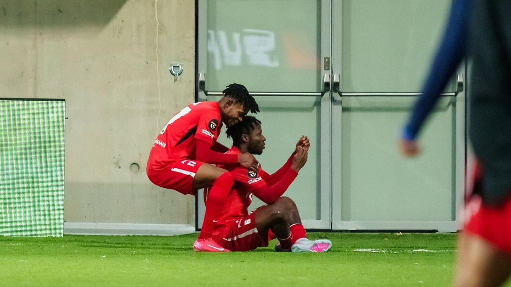 Bismark Ampofo ja Dimitri Legbo juhlivat Legbon viimeistelemää Interin toista maalia.