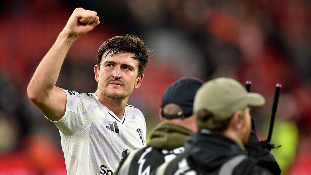 Manchester Unitedin voittomaalin puskenut Harry Maguire tuuletti voittoa Liverpoolista.