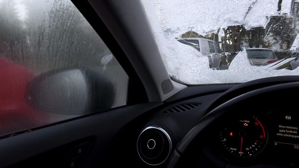 Maanantaiaamuna voi olla liukasta etelässä kuuran takia ja pohjoisessa märkien tienpintojen jäätymisen vuoksi.