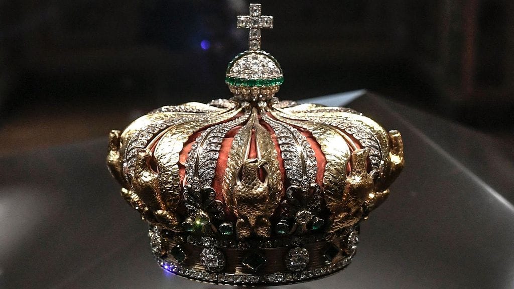 Ranskan keisarinna Eugenie de Montijon kruunu esillä Apollonin galleriassa Louvressa 14. tammikuuta 2020.