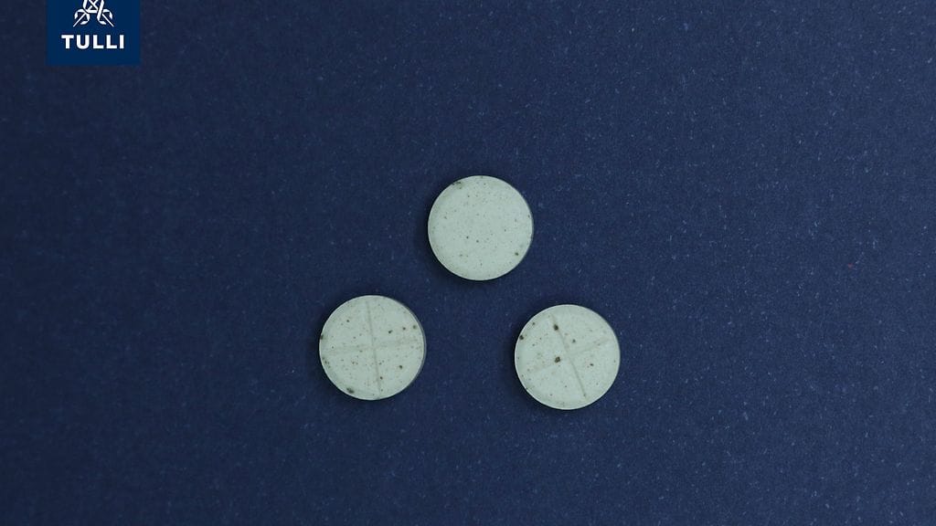 Tullilaboratoriossa tutkittuja, oksimorfonina myytyjä protodesnitatseeni-tabletteja. Tulli varoittaa erittäin vaarallisesta aineesta huumekaupassa.