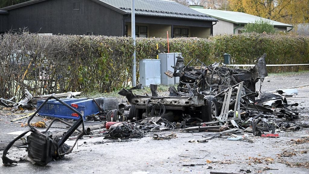 Maanantain vastaisena yönä Mellunkylässä tapahtuneen pakettiauton räjähdyksen jälkiä Helsingissä 20. lokakuuta 2025.