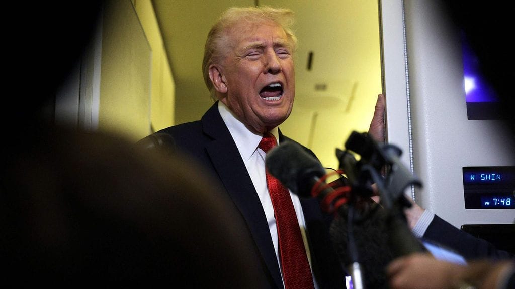 Yhdysvaltain presidentti Donald Trump puhui lehdistön edustajille sunnuntaina Air Force Onen kyydissä.