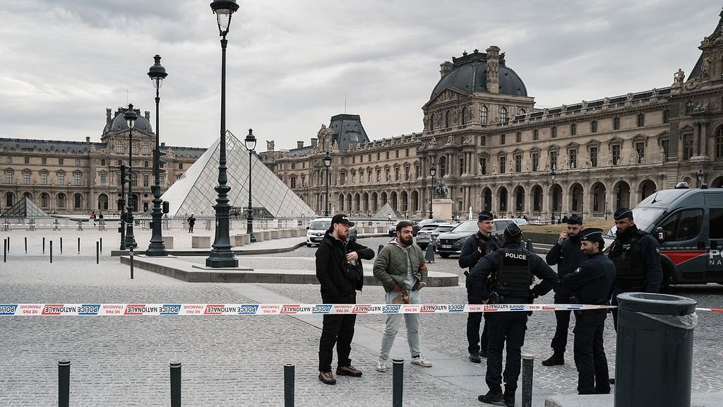 Poliiseja Louvren ympärillä ryöstön jälkeen.