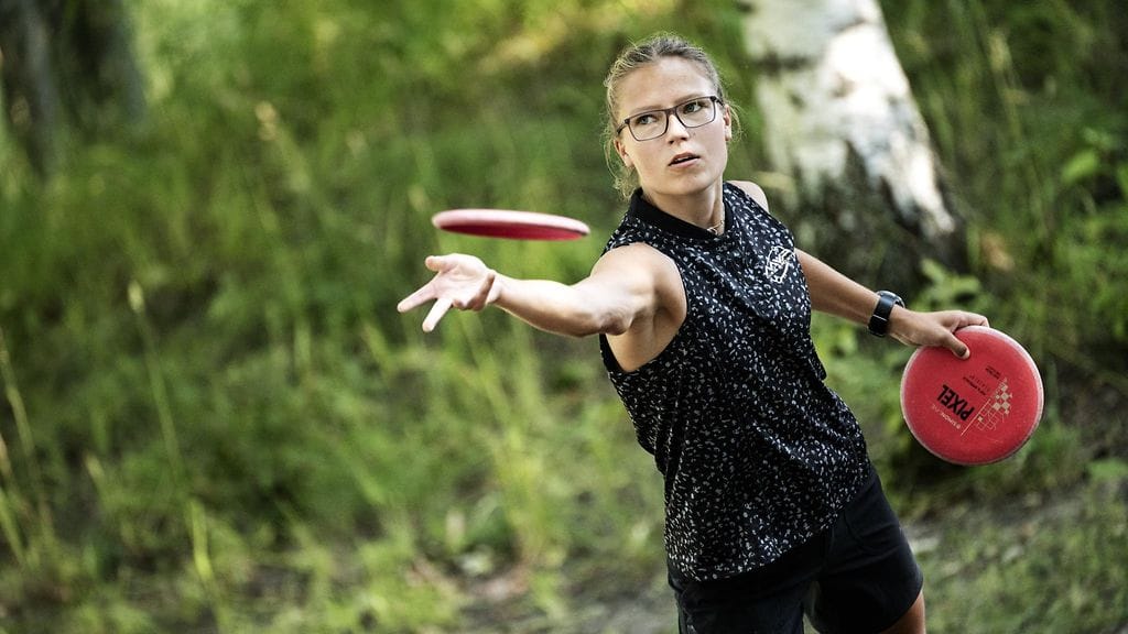 Silva Saarinen heitti DGPT-ammattilaiskiertueen finaaliturnauksessa kolmanneksi. Arkistokuva.