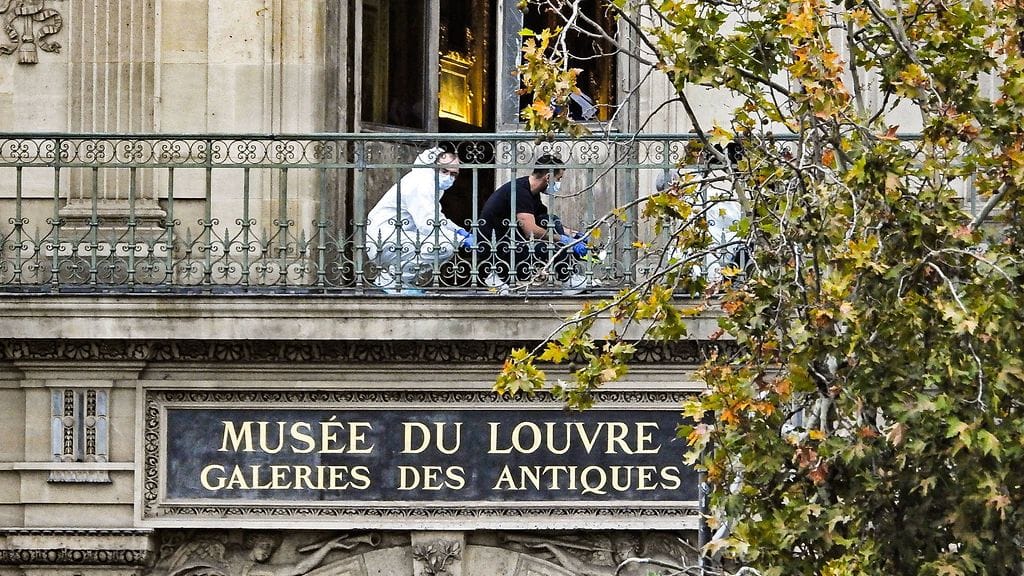 Rikostekniset tutkijat keräsivät todisteita Louvressa varkauden jälkeen 19. lokakuuta.
