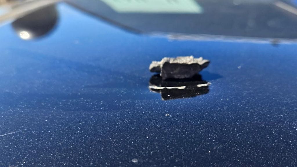 Kalifornian liikkuvan poliisin julkaisema kuva poliisiautoon osuneesta sirpaleesta.