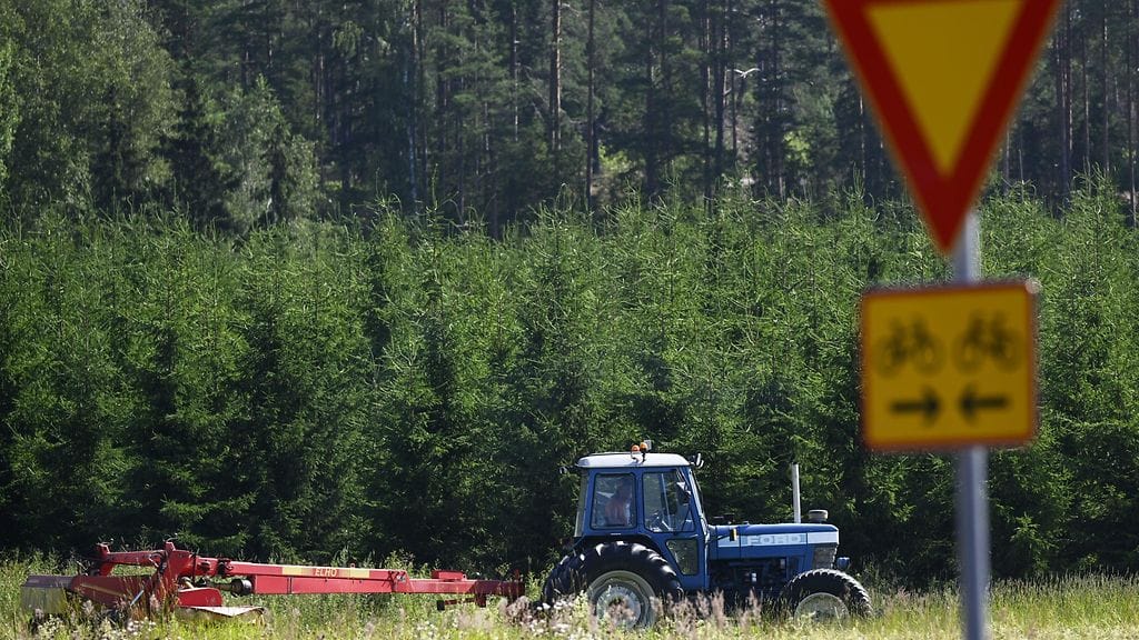 Traktori pellolla Tuusulassa 15. heinäkuuta 2025.