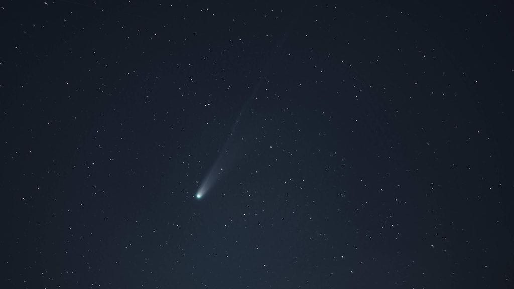 Lemmon-komeetta kuvattuna Saksan taivaalla Nordrhein-Westfalenissa maanantaina.