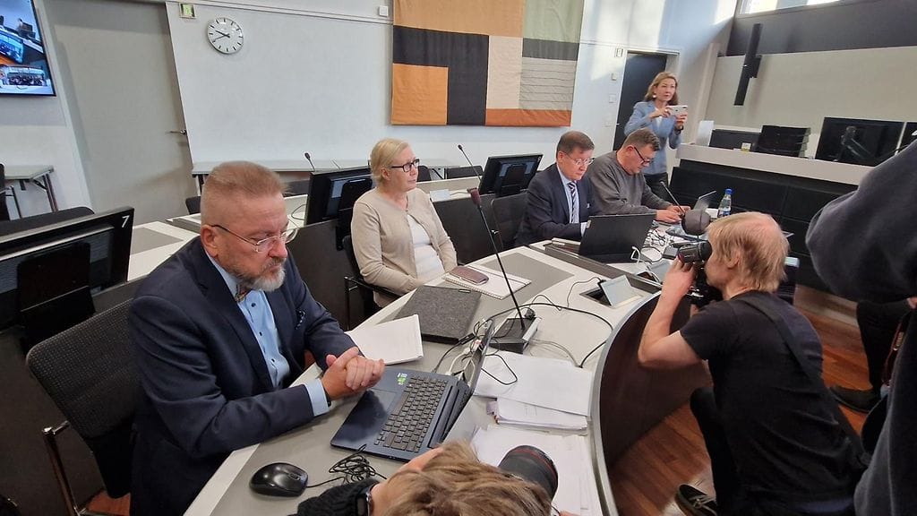 Puolustus näyttää videoita, joissa Auerin lapsia tutkitaan UV-valolla "protokollan vastaisesti" – MTV seurasi