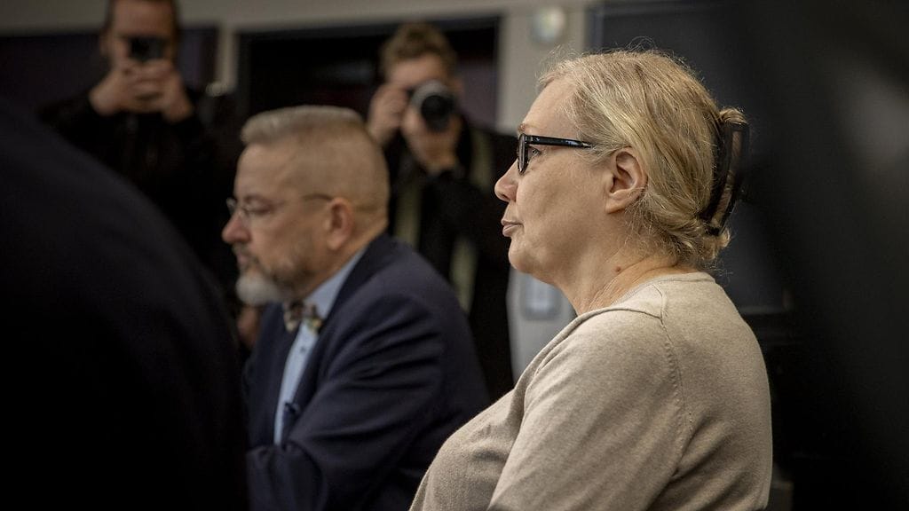 Anneli Auer sekä asianajajansa Markku Fredman (vas.) Varsinais-Suomen käräjäoikeudessa Turussa 21. lokakuuta 2025.