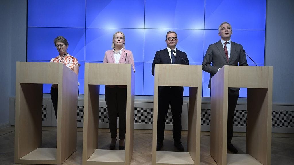 Orpon hallitus kuvattuna 1. syyskuuta Smolnassa.